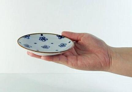 【波佐見焼】　φ１０.５cm手描きの小皿　ウメ 【西海陶器】１ １８１９９