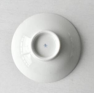 【波佐見焼】手描きの白磁平茶碗2個組　枝小鳥 【西海陶器】１ １１１０５