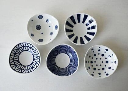 【波佐見焼】φ１５.５ｃｍの深みのある小鉢５柄５個組  藍玉 【西海陶器】 １　１９８６５