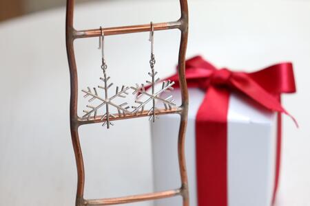 【プレゼント包装付き】シルバー 雪の結晶ピアス(銀色 /M)