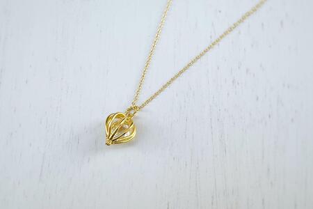 【プレゼント包装付き】シルバーのカゴペンダント(金色 /白水晶)