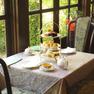 紅茶専門店 TEAS Liyn-an で楽しむ本格派アフタヌーンティーご利用券(3名様)【1384051】