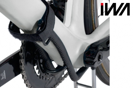 老舗家具メーカー「カリモク家具」と共同開発した高級天然木材のロードバイクスタンド「iWA1匠」 ウォールナット｜ ロードバイク 自転車 スタンド 整備 インテリア 【0186】