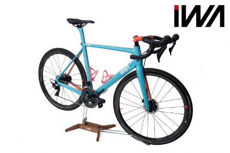 老舗家具メーカー「カリモク家具」と共同開発した高級天然木材のロードバイクスタンド「iWA1匠」 ウォールナット｜ ロードバイク 自転車 スタンド 整備 インテリア 【0186】