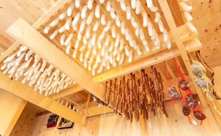 詰め合わせ 3ヵ月に1回お届け 1年間で全4回 定期便プラン”deux” 定期便 セット ギフト 肉 お肉 豚肉 加工品 サラミ ソーセージ つまみ おつまみ 冷蔵 愛知 愛知県 日進市