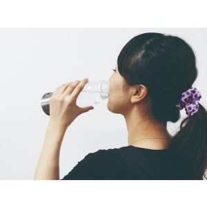 【飲みたい時にすぐ飲める《日本製》充電式携帯水素水生成器】エイチツープラス B-1501BKブラック【1262218】