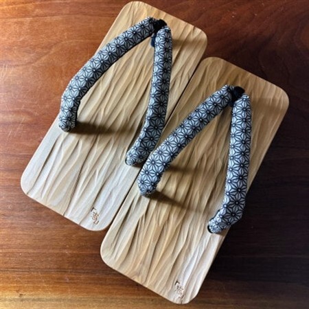 郡上踊り　踊り下駄　槍鉋(やりかんな)下駄　男性用Sサイズ　鼻緒/麻の葉(白)【1362835】