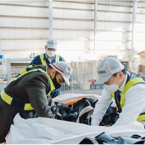 【色はお任せとなります】捨てられるはずだった自動車用シートベルトで作られた丈夫なポーチ【1549119】