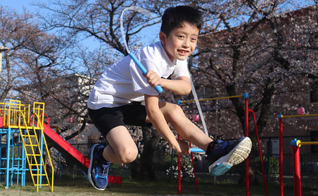フリースタイルロープ 青色 プロが本気で考えた跳びやすい 縄跳び スポーツ スポーツ用品 運動 雑貨 適度な硬さ 回転しやすい 技チャレンジ  大会使用モデル | 愛知県蟹江町 | ふるさと納税サイト「ふるなび」 取り外し可能なフープと縄跳び8個セットには、縄跳び4本と重量調節可能なサイズフープ4個が含まれます 体操 フィットネス エクササイズ