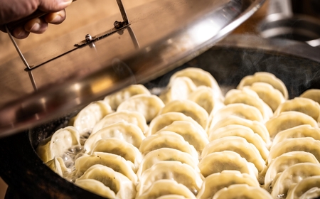 ミシュラン掲載の餃子専門店「新味覚」の餃子。上質な小麦でつくる皮の絶妙の薄さ、食材の産地と鮮度にこだわった餡。その人気には理由がある。 特製冷凍生餃子 2箱セット