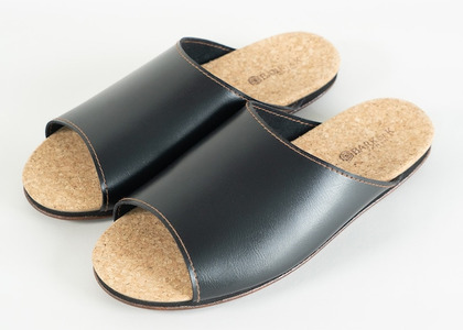 Made in Japanの高品質 ルームシューズの理想形。天然素材、静音性、高反発クッションで足にやさしい、 コルクでむれにくい、来客時も合成皮革とシンプルカラーのデザインで、さりげないセンスを! 「バークオブケイ」コルクルームシューズ(L・26.5cm・ブラック)