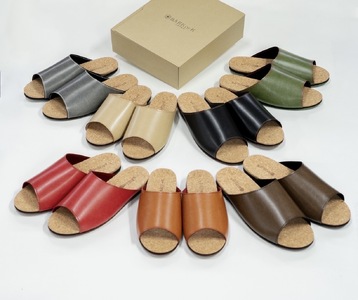 Made in Japanの高品質 ルームシューズの理想形。天然素材、静音性、高反発クッションで足にやさしい、 コルクでむれにくい、来客時も合成皮革とシンプルカラーのデザインで、さりげないセンスを! 「バークオブケイ」コルクルームシューズ(L・26.5cm・ブラック)