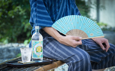 キンミヤギフトセット（25％亀甲宮焼酎720ｍｌ×2本、オリジナル扇子×1本、パンフレット×1冊）【焼酎 お歳暮 お中元 贈り物 手土産 父の日 母の日 晩酌 カクテル レモン 酎ハイ サワー チューハイ 贈答 炭酸 水 おすすめ 人気 家族 ファミリー 夕食 三重県 四日市市 ふるさと納税】