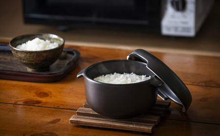 【萬古焼(ばんこやき)】Handmadeアート土鍋 弥生陶園　職人が一つ一つ丁寧に成形し焼き上げる、こだわりのおひつ　土鍋の国内生産80％のシェアを誇る伝統の萬古焼　TS-412　丸おひつ2合（黒釉）レンジで簡単 炊きたての味がよみがえる丸おひつ【萬古焼、ばんこやき、鍋、ごはん鍋、おひつ、省エネ、耐久性、人気、おすすめ、ごはんがおいしい、使いやすい、時短、耐熱調理、米、ごはん、旨み、うまみ、電子レンジ】