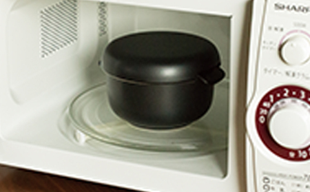 【萬古焼(ばんこやき)】Handmadeアート土鍋 弥生陶園　職人が一つ一つ丁寧に成形し焼き上げる、こだわりのおひつ　土鍋の国内生産80％のシェアを誇る伝統の萬古焼　TS-412　丸おひつ2合（黒釉）レンジで簡単 炊きたての味がよみがえる丸おひつ【萬古焼、ばんこやき、鍋、ごはん鍋、おひつ、省エネ、耐久性、人気、おすすめ、ごはんがおいしい、使いやすい、時短、耐熱調理、米、ごはん、旨み、うまみ、電子レンジ】