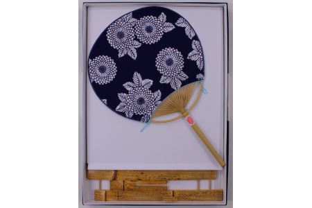 日永うちわ　伊勢木綿　菊づくし（中）うちわ立て付
