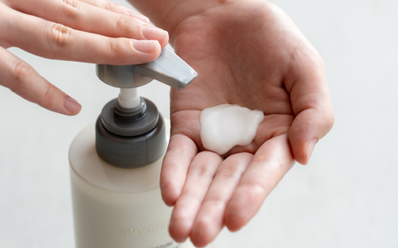 1529　ムーンパール　モイスチャー　ヘアケア２点セット　ミキモトグループ 御木本製薬 シャンプー トリートメント 伊勢志摩産真珠成分 伊勢志摩産海藻成分 ノンシリコン パラベンフリー ホテルアメニティ フローラルの香り うるおい ツヤ エイジングケア コシ まとまり