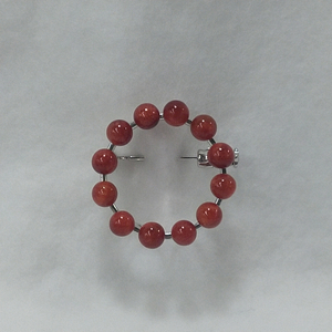 1619　珊瑚ブローチ・サークル　　アフリカ珊瑚 イソバナ珊瑚 贈り物 ブローチ 珊瑚ブローチ 還暦祝い 赤珊瑚 カジュアルアクセサリー 赤いブローチ まるいブローチ 3月誕生石 母の日 小さなアクセサリー 喜ばれるプレゼント 落ち着いた感じのブローチ