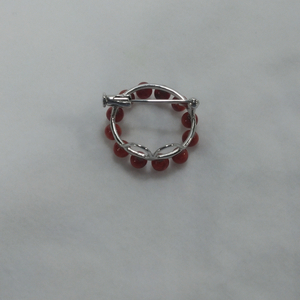 1619　珊瑚ブローチ・サークル　　アフリカ珊瑚 イソバナ珊瑚 贈り物 ブローチ 珊瑚ブローチ 還暦祝い 赤珊瑚 カジュアルアクセサリー 赤いブローチ まるいブローチ 3月誕生石 母の日 小さなアクセサリー 喜ばれるプレゼント 落ち着いた感じのブローチ