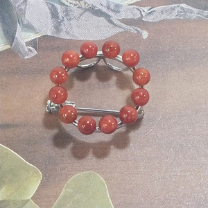 1619　珊瑚ブローチ・サークル　　アフリカ珊瑚 イソバナ珊瑚 贈り物 ブローチ 珊瑚ブローチ 還暦祝い 赤珊瑚 カジュアルアクセサリー 赤いブローチ まるいブローチ 3月誕生石 母の日 小さなアクセサリー 喜ばれるプレゼント 落ち着いた感じのブローチ