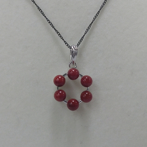 1620　珊瑚ペンダント・サークル　　アフリカ珊瑚 イソバナ珊瑚 贈り物 ペンダント 珊瑚ペンダント 還暦祝い 赤珊瑚 カジュアルアクセサリー 赤いペンダント シルバー製珊瑚ペンダントトップ 3月誕生石 母の日 小さなアクセサリー 喜ばれるプレゼント ガンメタカラーチェーン