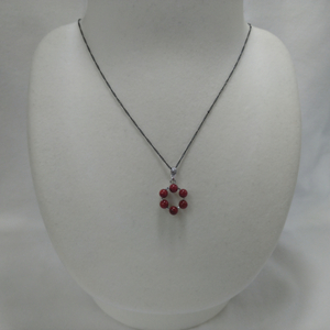 1620　珊瑚ペンダント・サークル　　アフリカ珊瑚 イソバナ珊瑚 贈り物 ペンダント 珊瑚ペンダント 還暦祝い 赤珊瑚 カジュアルアクセサリー 赤いペンダント シルバー製珊瑚ペンダントトップ 3月誕生石 母の日 小さなアクセサリー 喜ばれるプレゼント ガンメタカラーチェーン