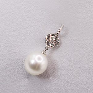 AP201 K18WG　ルビー　芥子　南洋　白蝶真珠　ウサギ　ペンダント AP201 K18WG ルビー 芥子 南洋 白蝶真珠 ウサギ ペンダント