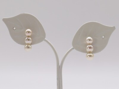 1934 K18　アコヤ本真珠4.0㎜up　3連ピアス