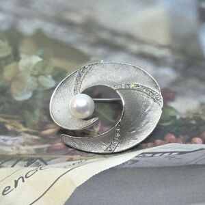 1980 ブローチ・うずまき（A）（淡水本真珠・ボタン） ブローチ 真珠のブローチ 淡水真珠 贈り物 かわいいアクセサリー アクセサリー カジュアルアクセサリー オシャレ クリスマスプレゼント 渦巻