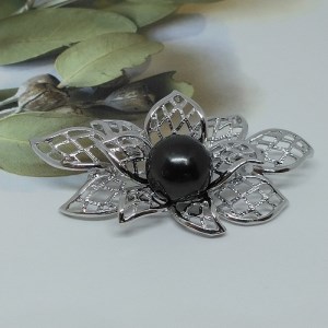 751　タヒチ黒本真珠ブローチ(Ａ)ＳＶ製　　ブローチ フォーマルパール 黒真珠 タヒチ黒 冠婚葬祭 プレゼント 母の日 パールブローチ カジュアルアクセサリー オシャレ パールアクセサリー 蓮の花 SVアクセサリー 本真珠 ブラックフォーマル