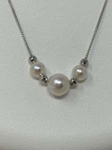 985 あこや真珠3個付き貫通ネックレス（ミラーボール入り）　パール 真珠ジ ュエリー アクセサリー 伊勢志摩 贈り物 ギフト カジュアル フォーマル 入学式 卒業式 結婚式 ゴールド ネックレス ペンダント