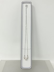 985 あこや真珠3個付き貫通ネックレス（ミラーボール入り）　パール 真珠ジ ュエリー アクセサリー 伊勢志摩 贈り物 ギフト カジュアル フォーマル 入学式 卒業式 結婚式 ゴールド ネックレス ペンダント