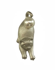 1188　アコヤ真珠SILVERタックブローチ 飛び降りるネコ　アコヤ真珠 シルバーブローチ 猫 動物 高品質 国産 かわいい フォーマル カジュアル おしゃれ レディース パール 伊勢志摩