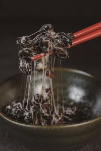 1236　黒どむ納豆　納豆 国産納豆 健康食品 美容と健康 腸活 高たんぱく 低カロリー 地元特産品 三重県産納豆 伊勢納豆 ご飯のお供 朝食にぴったり 日本の伝統食品 11,360円