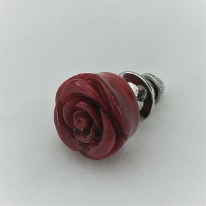 1322　珊瑚ピンブローチ・バラ　　アフリカ珊瑚 イソバナ珊瑚 贈り物 ブローチ ピンブローチ 還暦祝い 赤珊瑚 薔薇アクセサリー 赤いバラ かわいい薔薇 3月誕生石 母の日 喜ばれるプレゼント 人気ブローチ シンプルブローチ