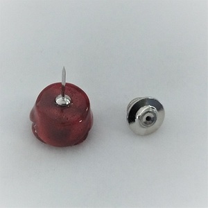 1322　珊瑚ピンブローチ・バラ　　アフリカ珊瑚 イソバナ珊瑚 贈り物 ブローチ ピンブローチ 還暦祝い 赤珊瑚 薔薇アクセサリー 赤いバラ かわいい薔薇 3月誕生石 母の日 喜ばれるプレゼント 人気ブローチ シンプルブローチ