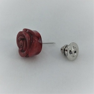 1322　珊瑚ピンブローチ・バラ　　アフリカ珊瑚 イソバナ珊瑚 贈り物 ブローチ ピンブローチ 還暦祝い 赤珊瑚 薔薇アクセサリー 赤いバラ かわいい薔薇 3月誕生石 母の日 喜ばれるプレゼント 人気ブローチ シンプルブローチ