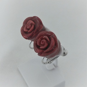 1323　珊瑚イヤリング・バラ　　アフリカ珊瑚 イソバナ珊瑚 贈り物 イヤリング バライヤリング 還暦祝い 赤珊瑚 カジュアルアクセサリー 赤いイヤリング かわいいイヤリング 3月誕生石 母の日 ご褒美イヤリング 喜ばれるプレゼント ポピュラーアクセサリー