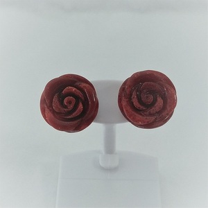 1324　珊瑚ピアス・バラ　　アフリカ珊瑚 イソバナ珊瑚 贈り物 ピアス バラピアス 還暦祝い 赤珊瑚 カジュアルアクセサリー 赤いピアス オシャレピアス 3月誕生石 母の日 ご褒美ピアス 喜ばれるプレゼント ポピュラーアクセサリー