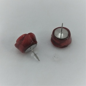 1324　珊瑚ピアス・バラ　　アフリカ珊瑚 イソバナ珊瑚 贈り物 ピアス バラピアス 還暦祝い 赤珊瑚 カジュアルアクセサリー 赤いピアス オシャレピアス 3月誕生石 母の日 ご褒美ピアス 喜ばれるプレゼント ポピュラーアクセサリー