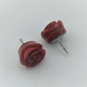 1324　珊瑚ピアス・バラ　　アフリカ珊瑚 イソバナ珊瑚 贈り物 ピアス バラピアス 還暦祝い 赤珊瑚 カジュアルアクセサリー 赤いピアス オシャレピアス 3月誕生石 母の日 ご褒美ピアス 喜ばれるプレゼント ポピュラーアクセサリー