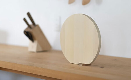 青森ひばの丸まな板 スタンド付き M 木製 青森ひば 青森ヒバ 木工品 卓上 国産 キッチン用品 調理器具 アウトドア キャンプ カットボード カッティングボード 梅沢木材工芸社