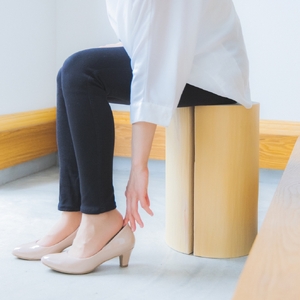 MORITO 森の丸太スツール<杉/磨き丸太仕上げ> オットマン 椅子