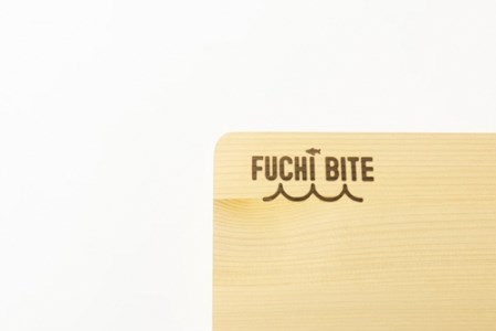 【FUCHI BITE】スケール付き木製まな板（青森ヒバ）
