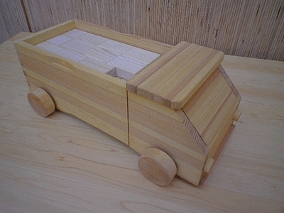 初節句のお祝いに最適♪知育玩具【熊野杉のトラック型の積み木58P】【kmkn0002】