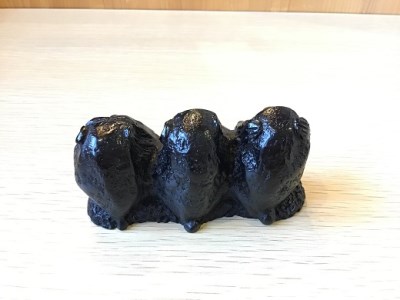 那智黒石のまち熊野【仮谷梅管堂の三猿の置物】