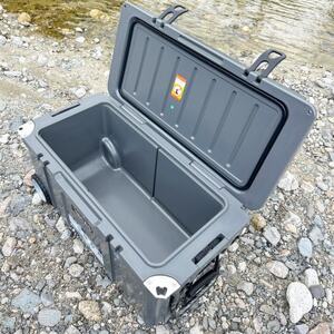 オリジナルマット(SeaDek)付ハードクーラーボックス　(サイズ:75L)　カラー:ダークグレイ【1672104】