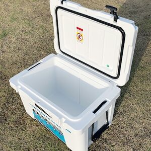 オリジナルマット(SeaDek)付ハードクーラーボックス　(サイズ:35L)　カラー:ホワイト【1264579】