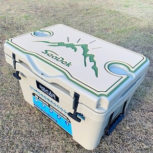 オリジナルマット(SeaDek)付ハードクーラーボックス (サイズ:35L) カラー:タン【1264580】