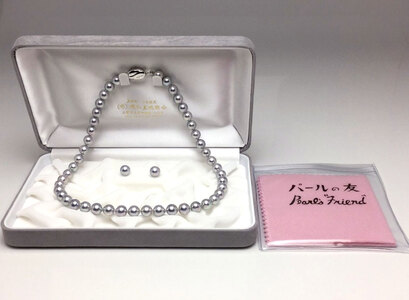 老舗の真珠専門店・高品質アコヤ真珠ブルーネックレスセット8.0～8.5ｍｍ（イヤリングセット） / あこや ネックレス 真珠 伊勢志摩 志摩 アクセサリー ギフト パール 母の日 記念 冠婚葬祭 〔600-09〕